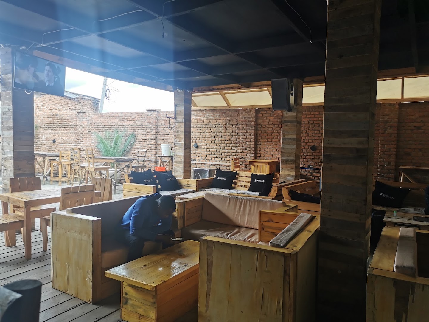 Backyard Lounge: clear view of venue atmosphere