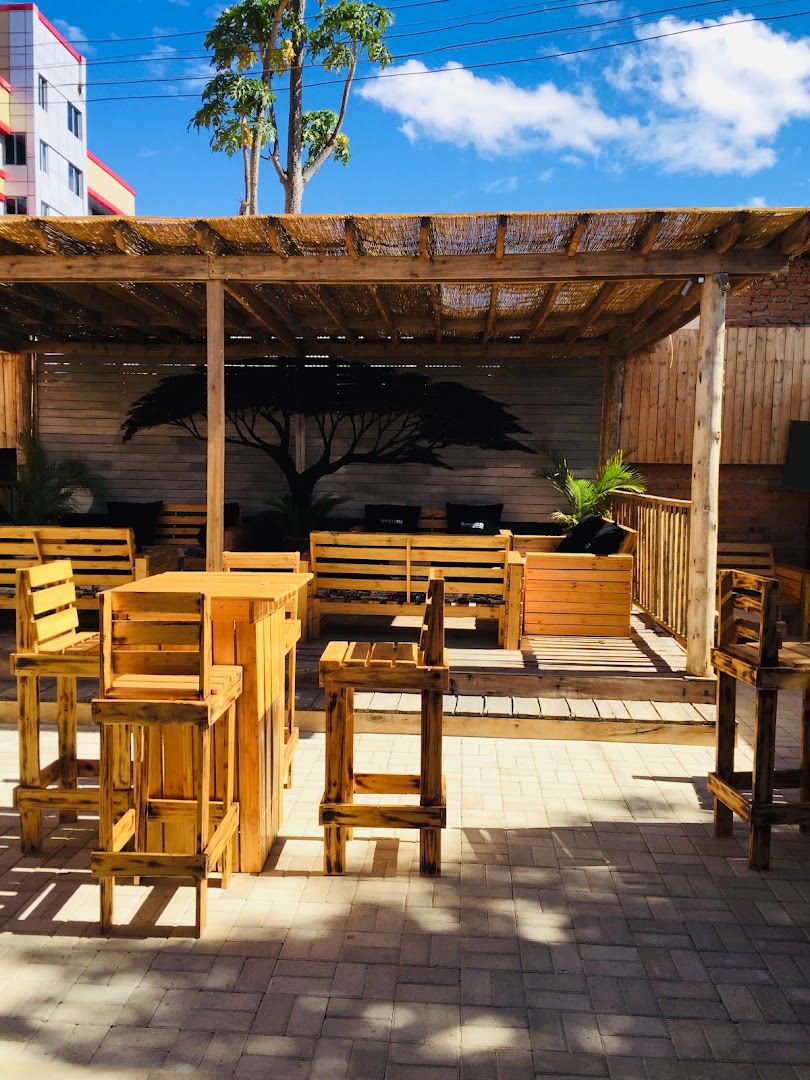 Backyard Lounge: clear, inviting outdoor lounge area