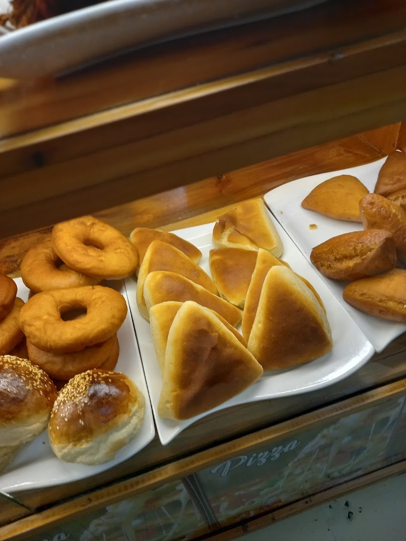 Clocktower Cafe: appetizing display of fresh food