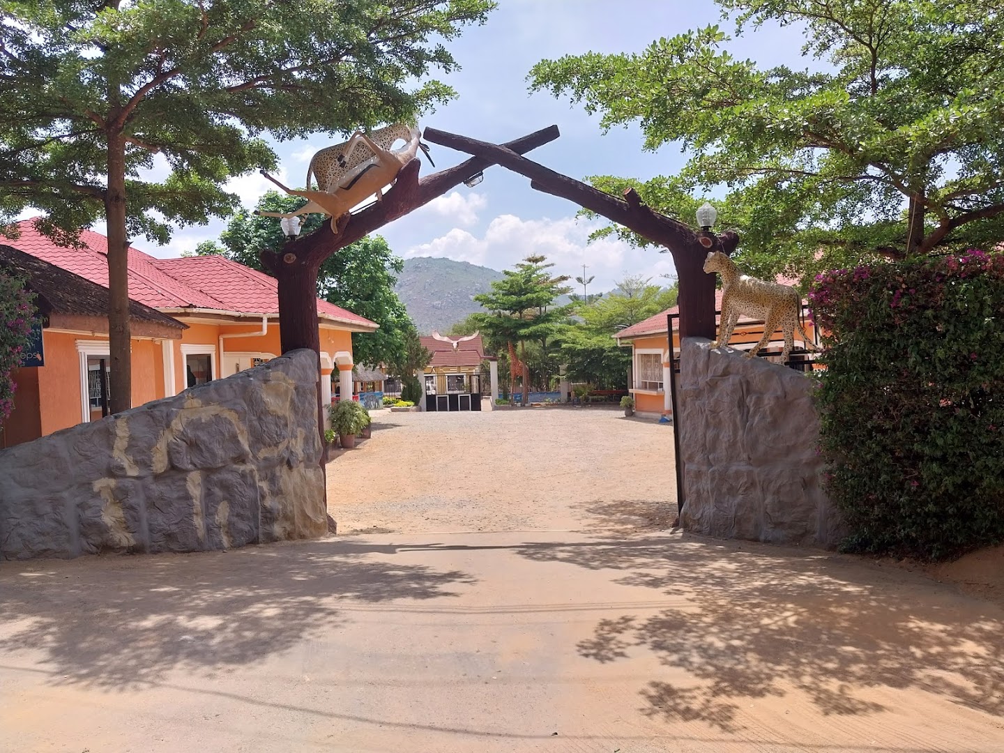Gentle Hills Hotel: clear exterior view of entrance