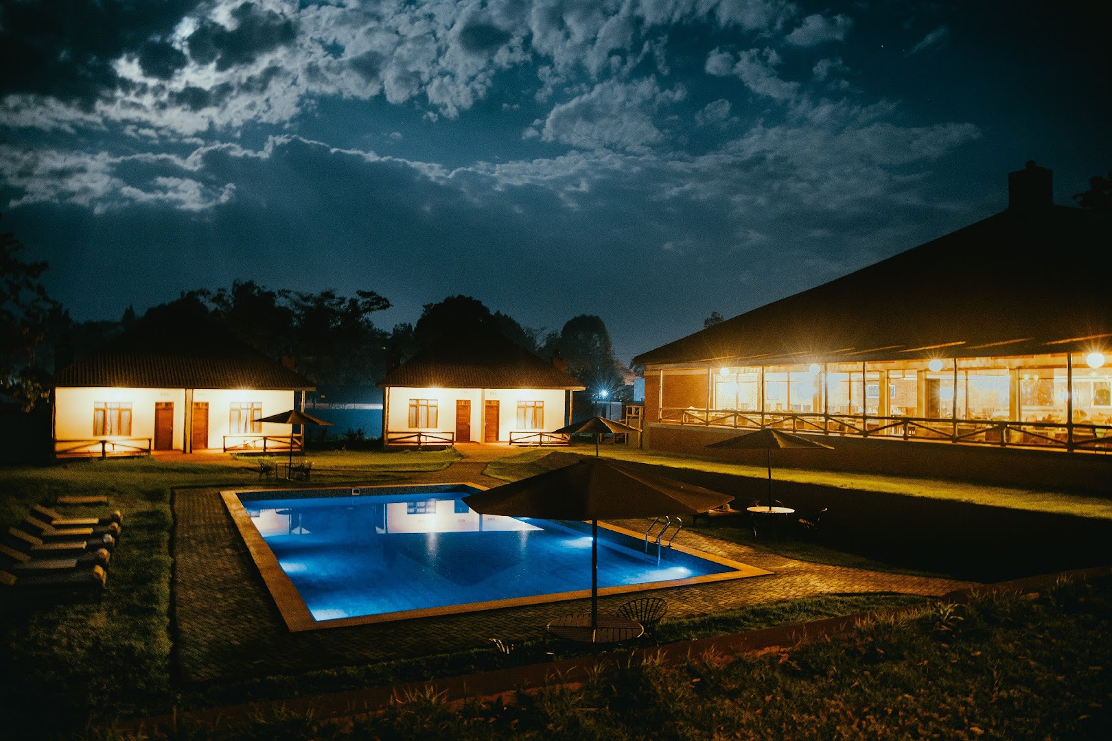 Karatu Villas Lodge: beautiful night shot of property