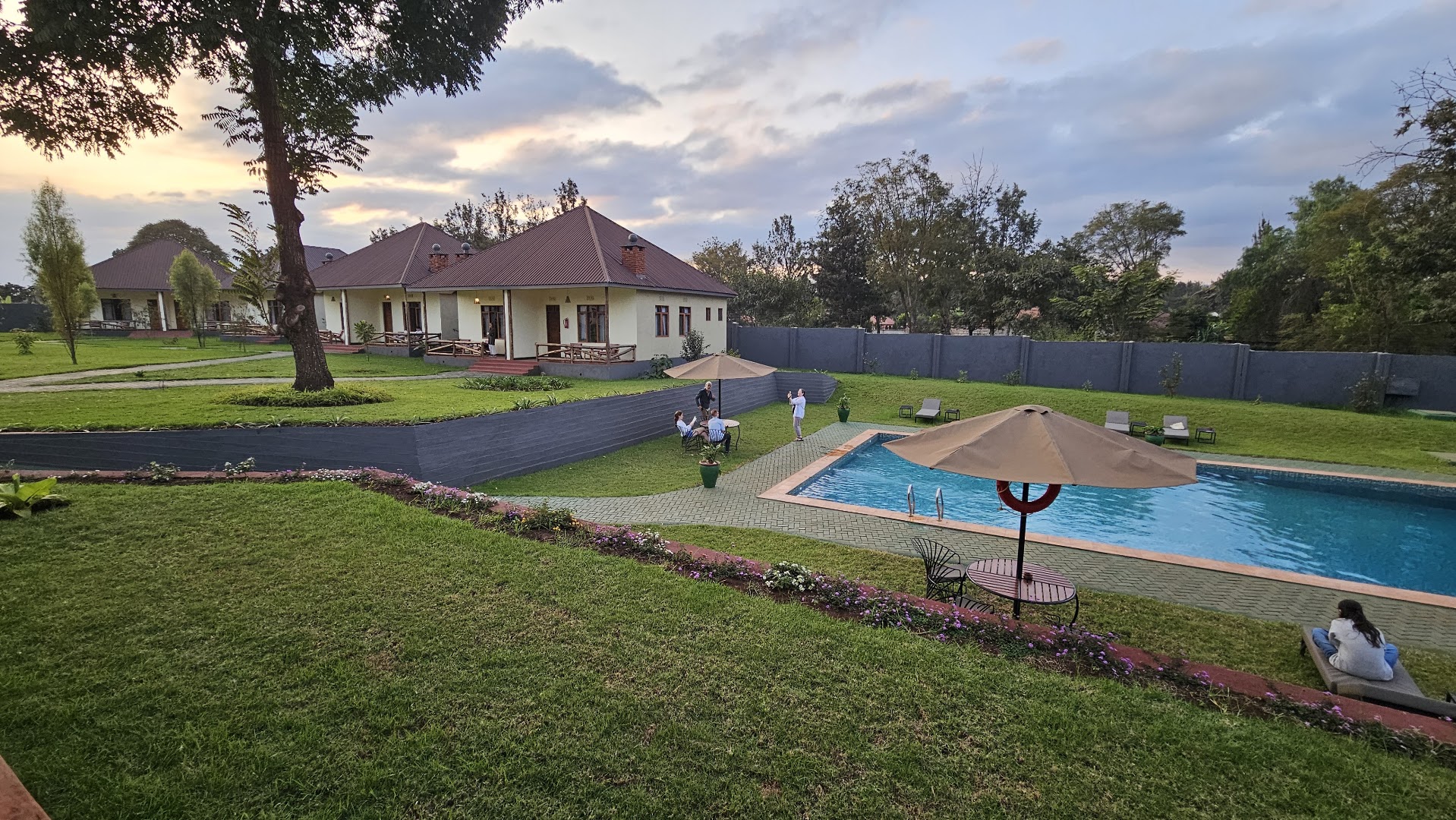 Karatu Villas Lodge: beautiful exterior and pool view