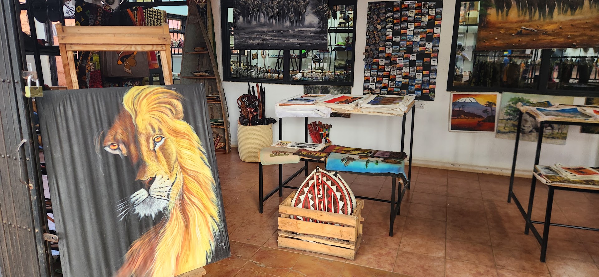 Art Treasure: clear display of shop products