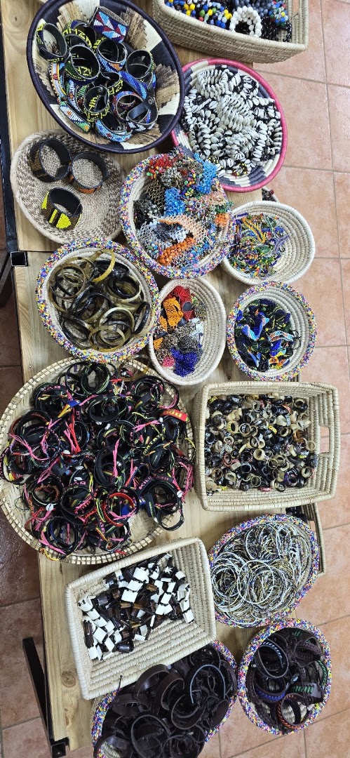 Art Treasure: clear display of shop products