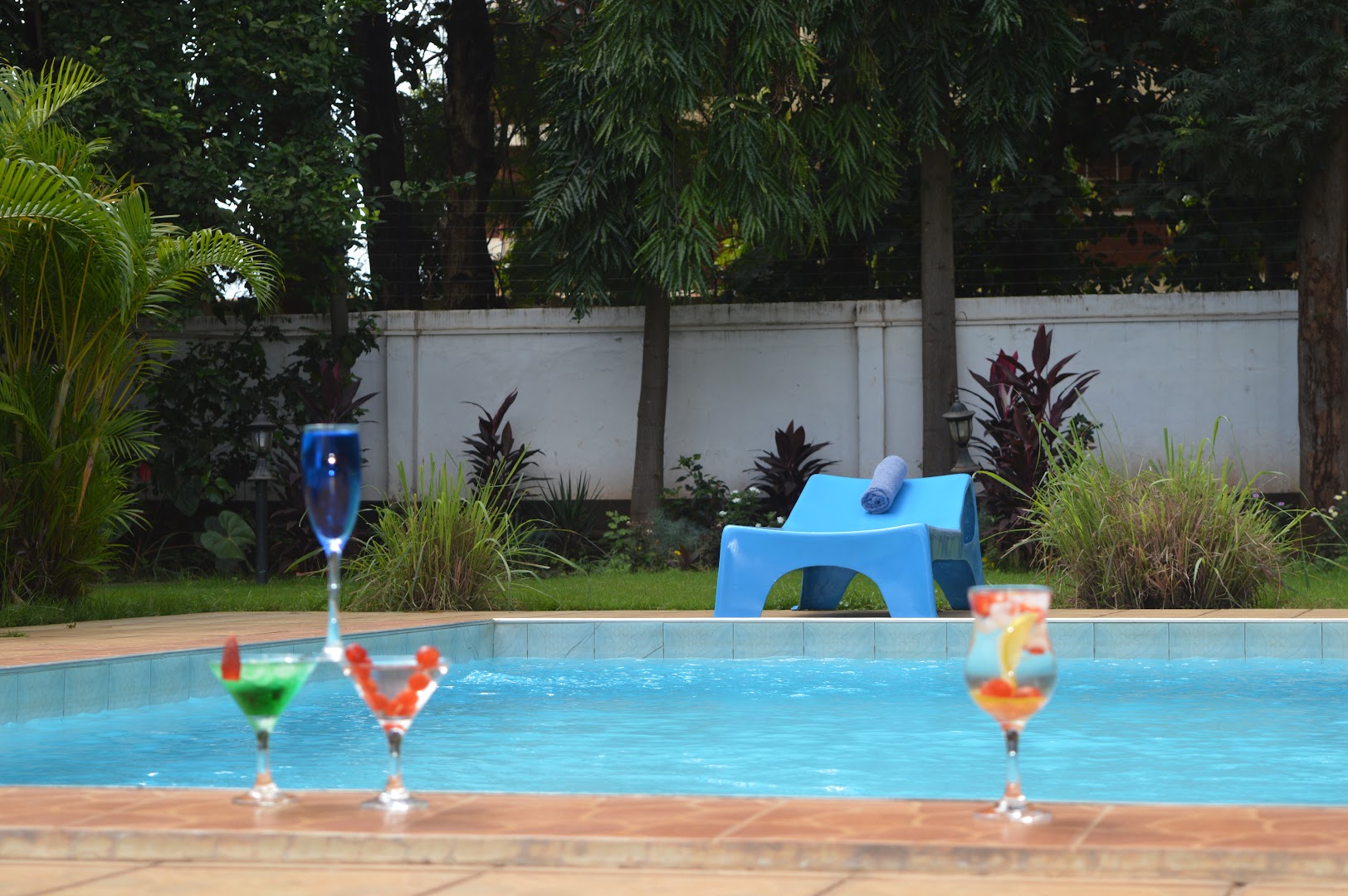 Barafu - The Bar: attractive poolside bar atmosphere