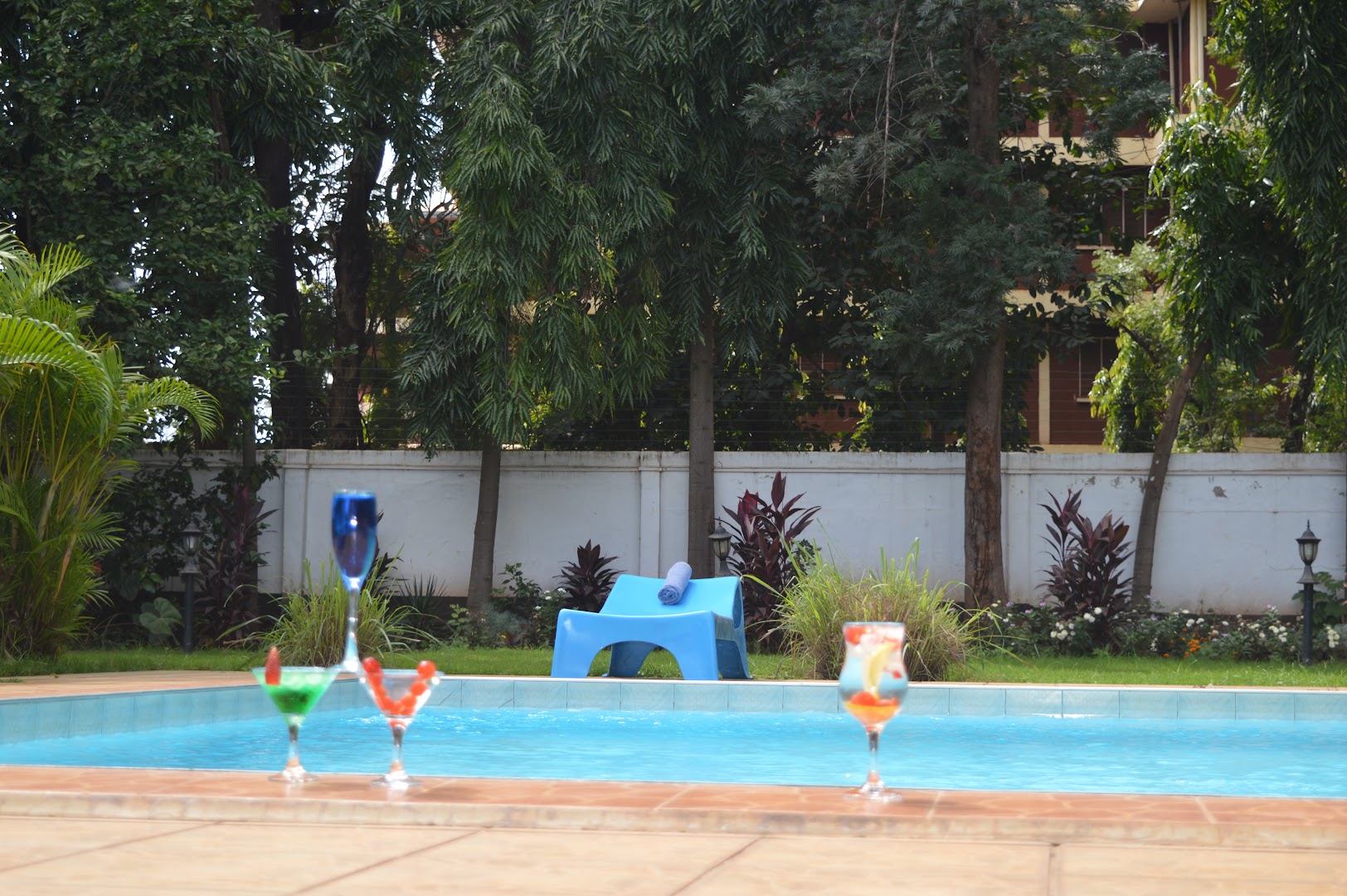 Barafu - The Bar: inviting atmosphere with drinks poolside