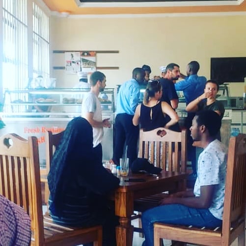 Fresh Restaurant: restaurant atmosphere and customers