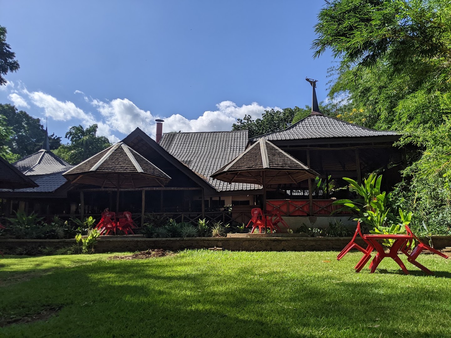 Green Bamboo BBQ: attractive exterior and garden setting