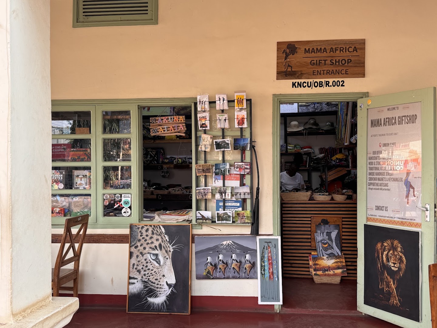 Mama Africa Giftshop: clear view of shop storefront