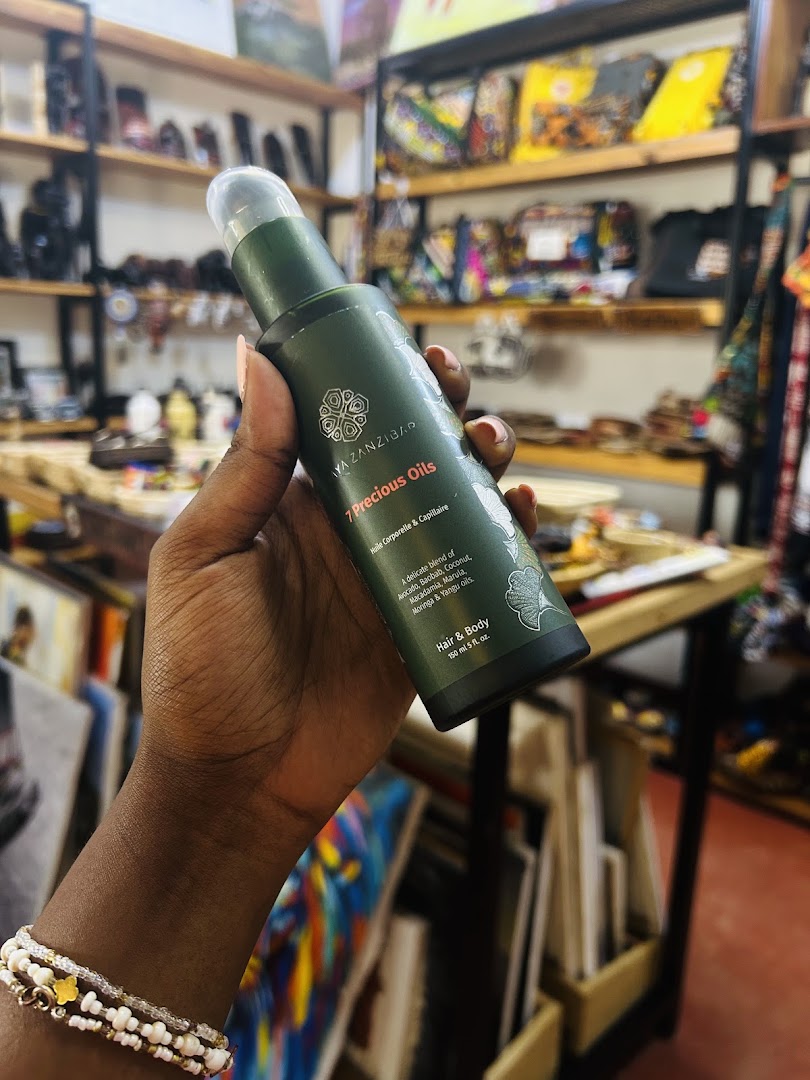 Mama Africa Giftshop: clear product display in shop