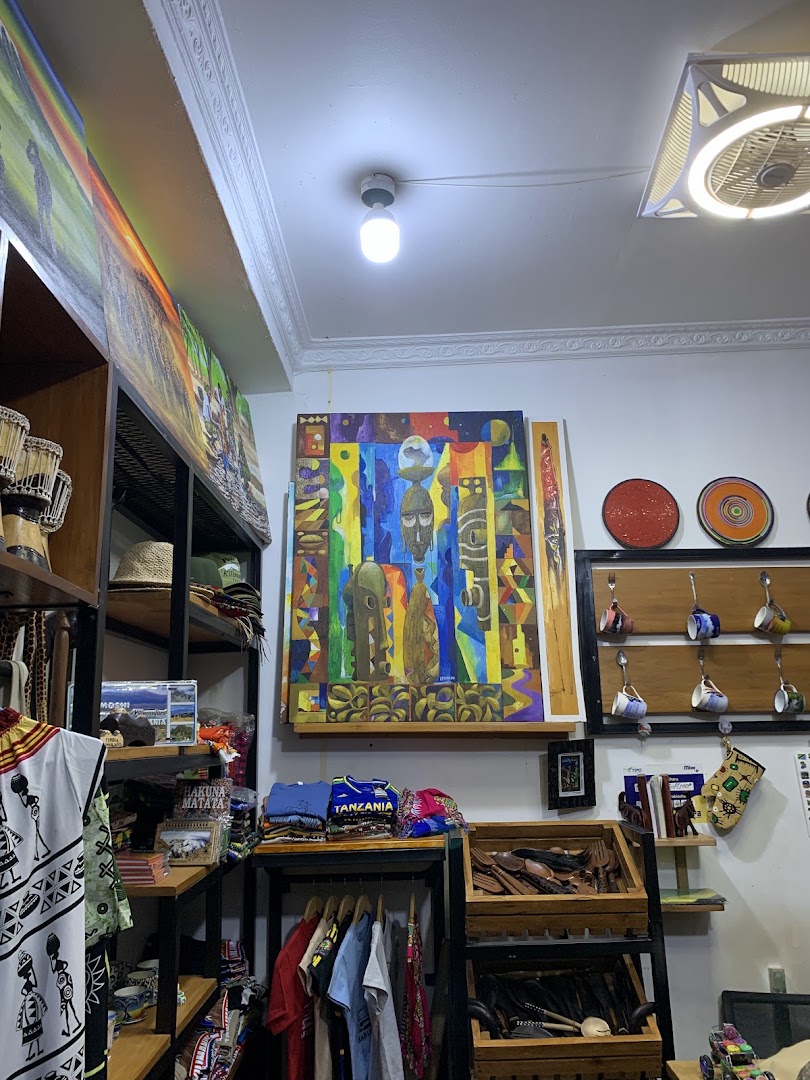 Mama Africa Giftshop: clear display of shop products