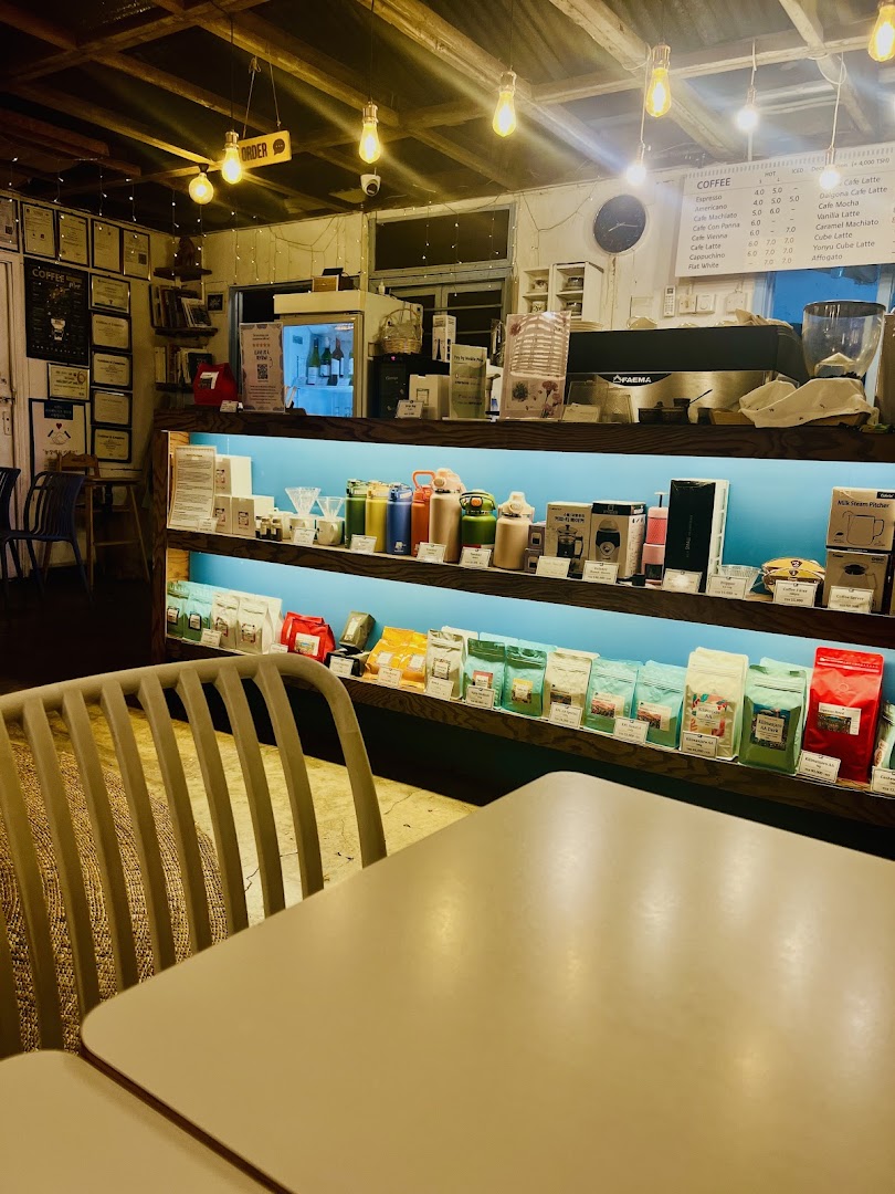 SsoH Coffee: clear view of cafe interior