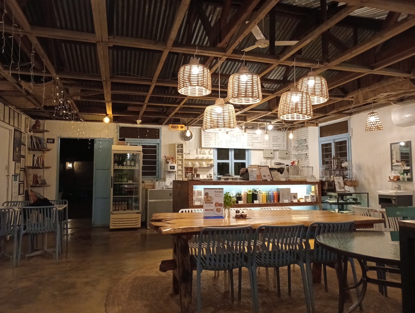 SsoH Coffee: inviting and clear interior shot