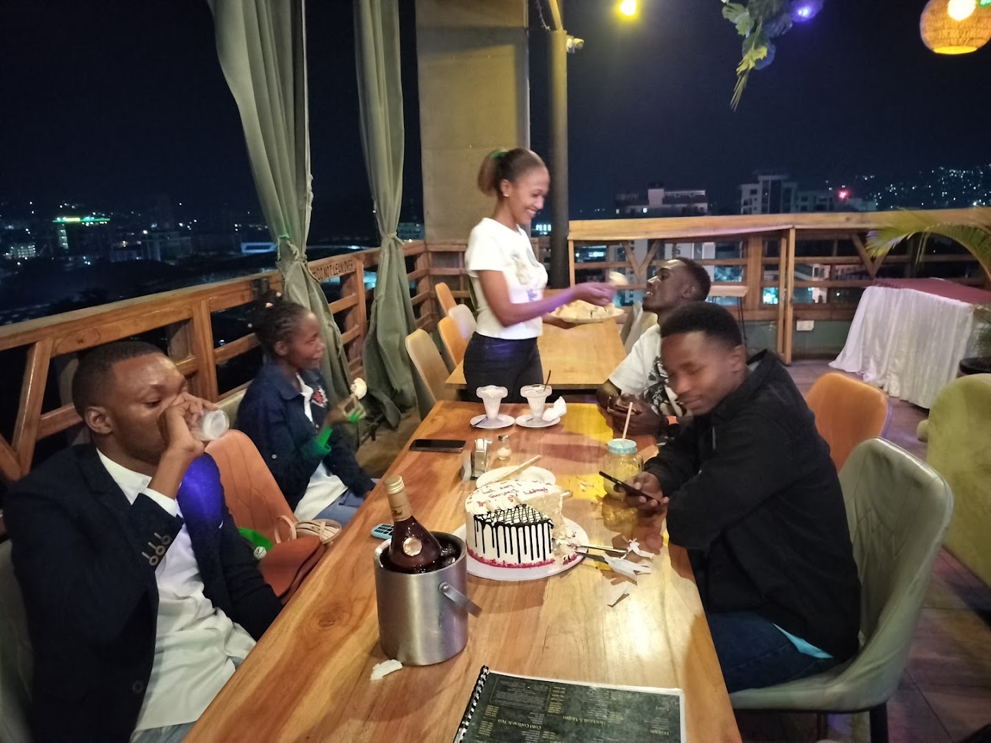 Pinnacle Lounge: authentic atmosphere and guests
