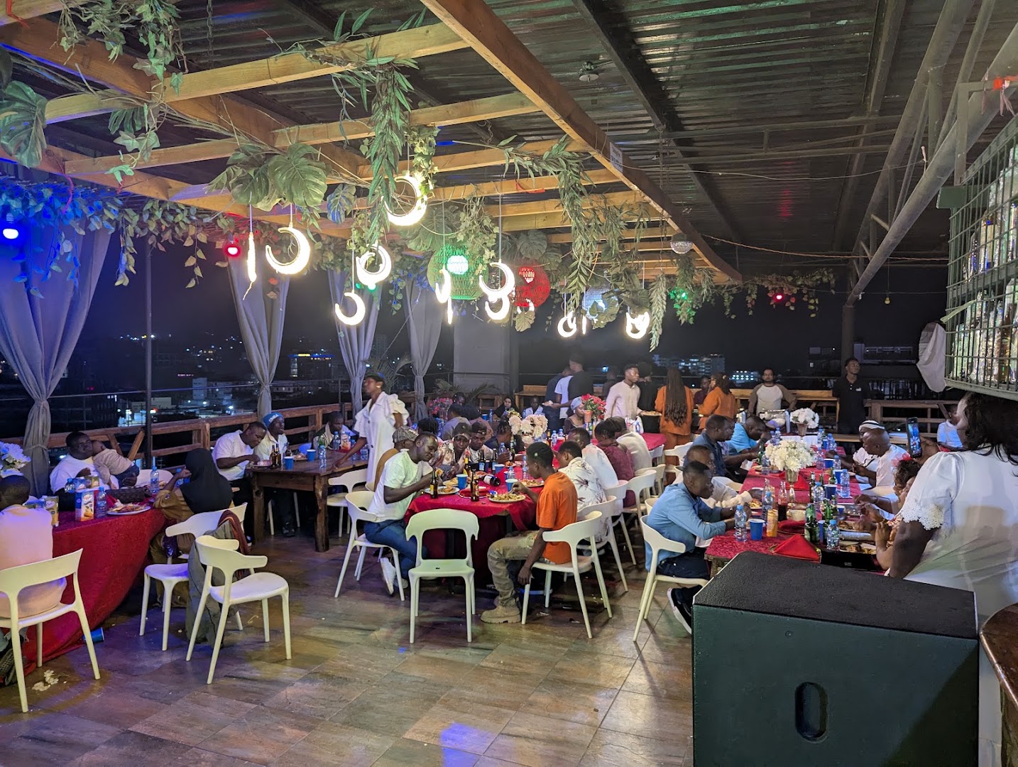 Pinnacle Lounge: lively atmosphere and venue