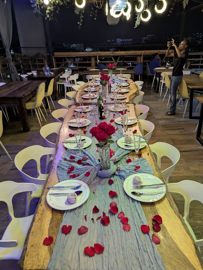 Pinnacle Lounge: attractive table setting and atmosphere