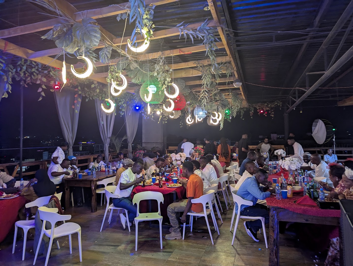 Pinnacle Lounge: lively atmosphere and decor
