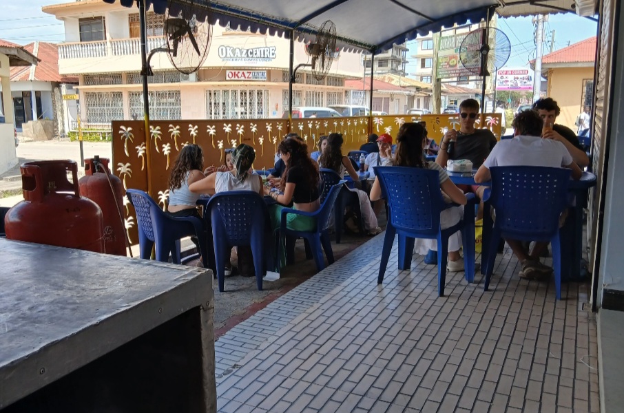 Bukhari Restaurant Tanga: restaurant atmosphere and customers