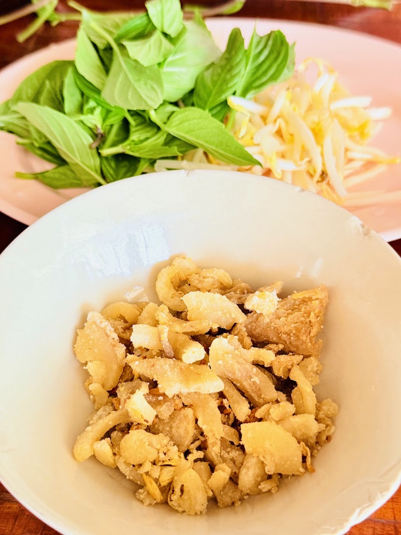 Mae Pranee Boat Noodle: appetizing photo of restaurant food