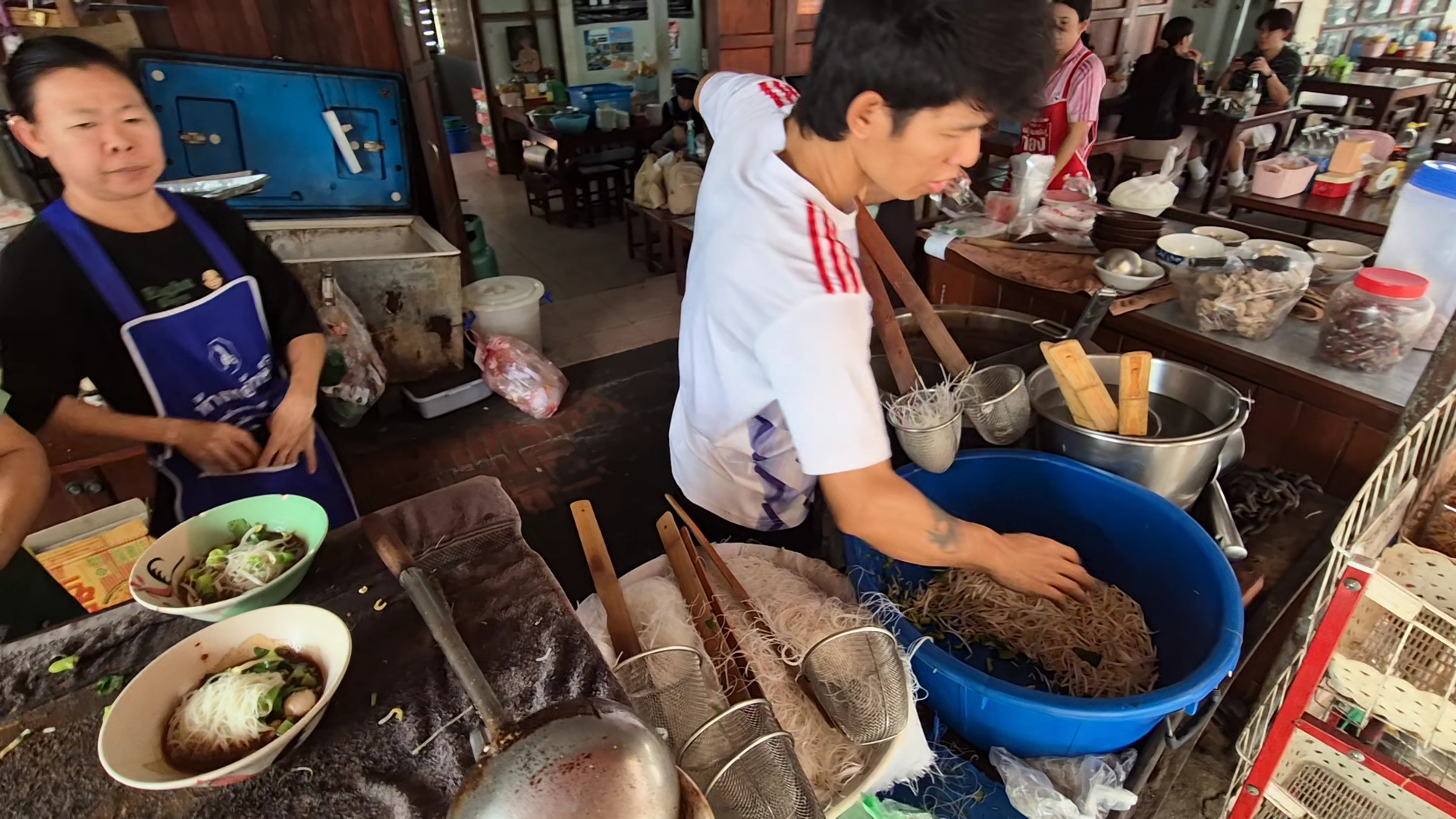 Mae Pranee Boat Noodle: authentic preparation of boat noodles