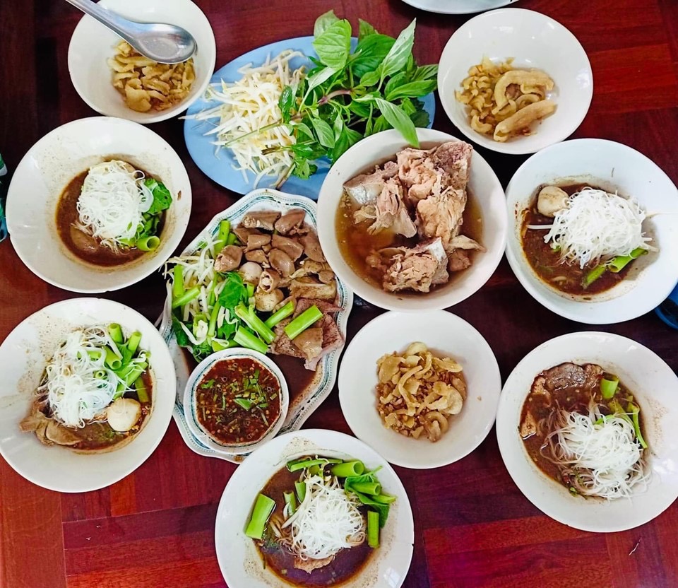 Mae Pranee Boat Noodle: appetizing overhead shot of food