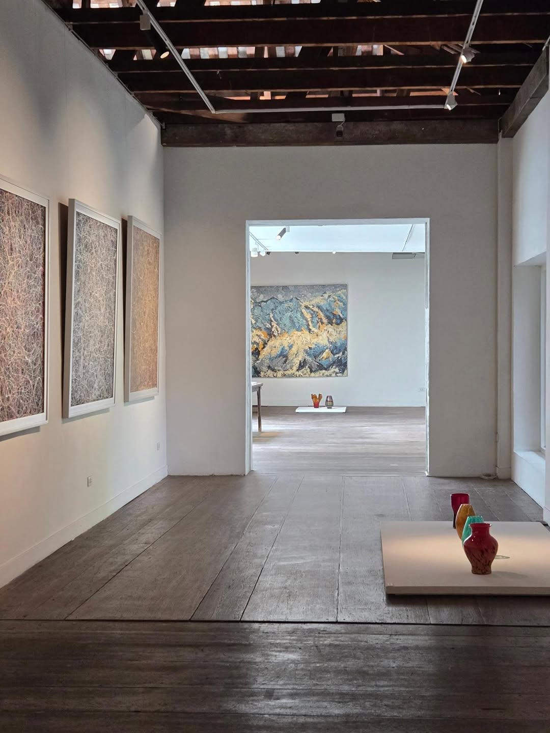 ATT 19: clear, professional gallery interior shot
