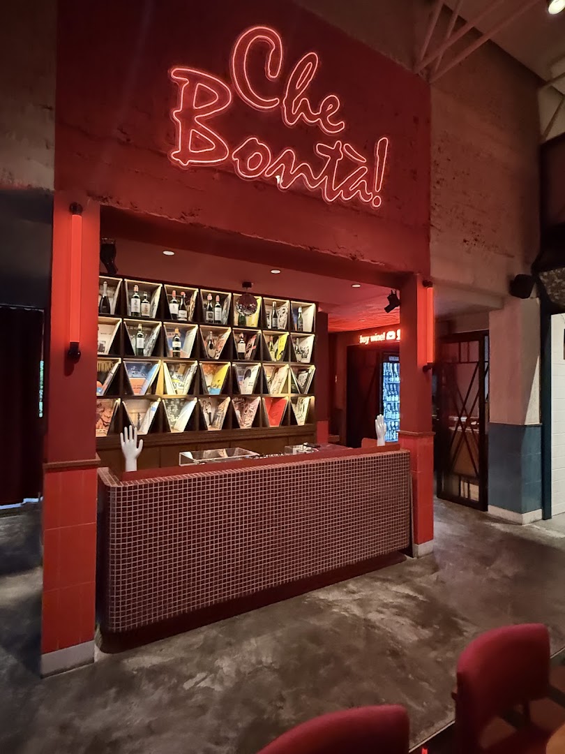 Capricci: attractive interior and bar area