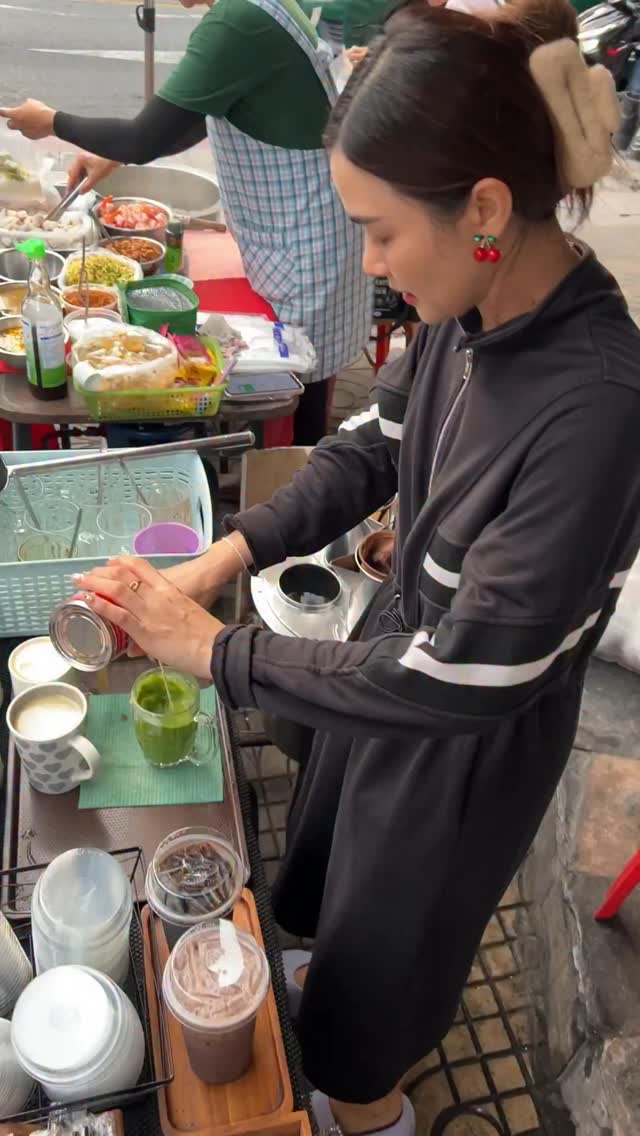 Eiah Sae: staff preparing drinks