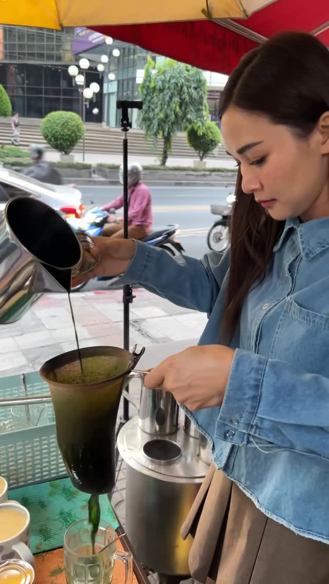Eiah Sae: staff preparing drinks