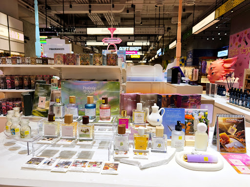 Sarapad Thai: clear display of shop products