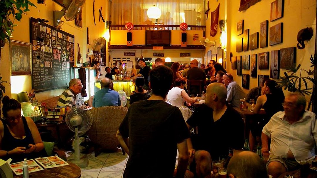 Archers: authentic bar atmosphere well