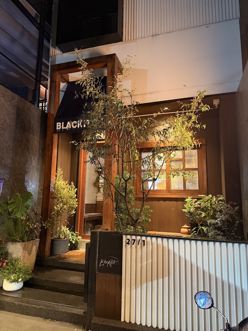 Blackitch Artisan Kitchen: attractive exterior shot of restaurant