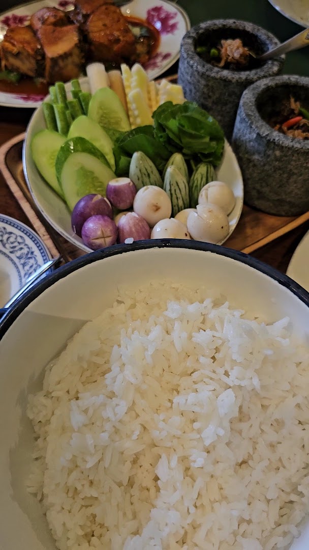 Chawee: appetizing photo of restaurant food