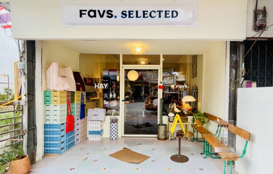 Favs Selected: clear, inviting storefront photo