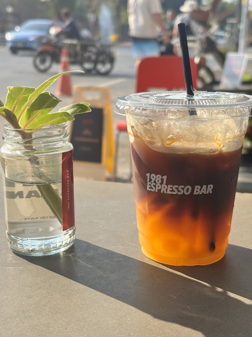 GRASP 1981 Espresso Bar: appealing product shot with branding