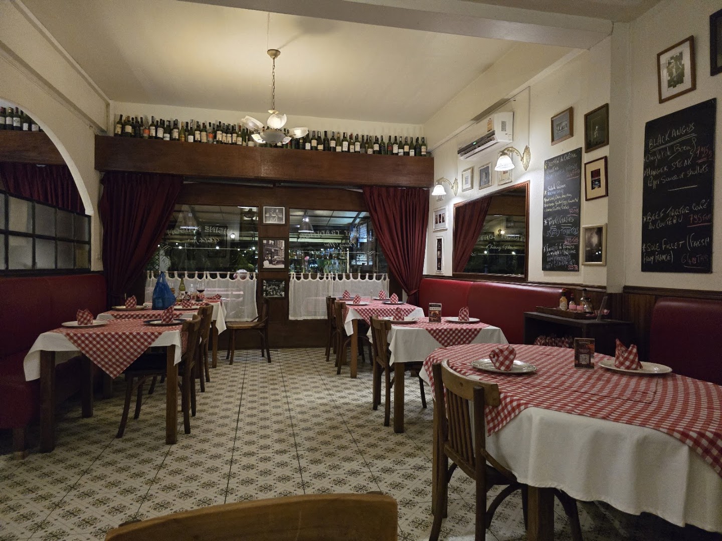 La Terrasse: clear, inviting restaurant interior shot