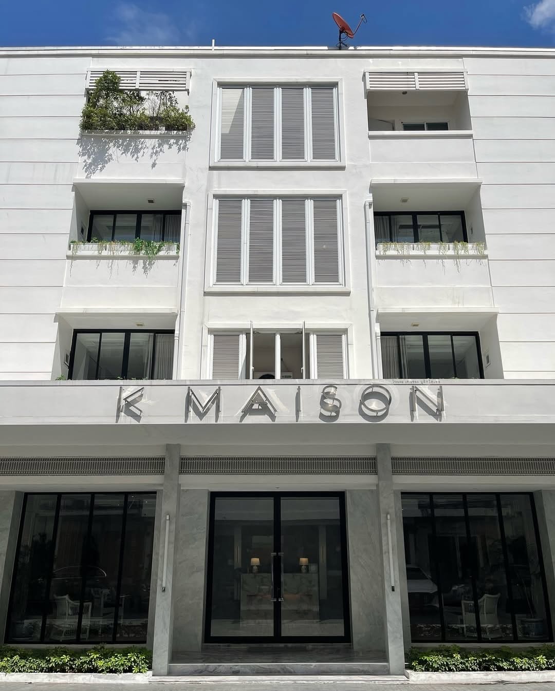 Maison Maison: clear exterior shot of venue