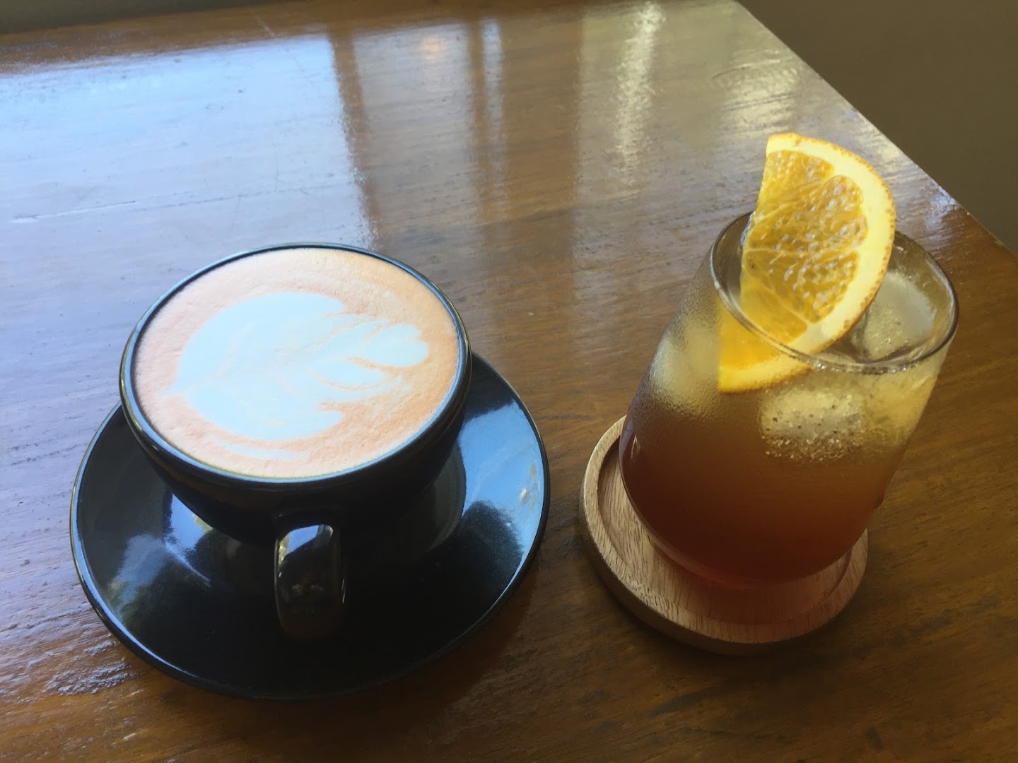 Rakuda: appealing photo of served drinks
