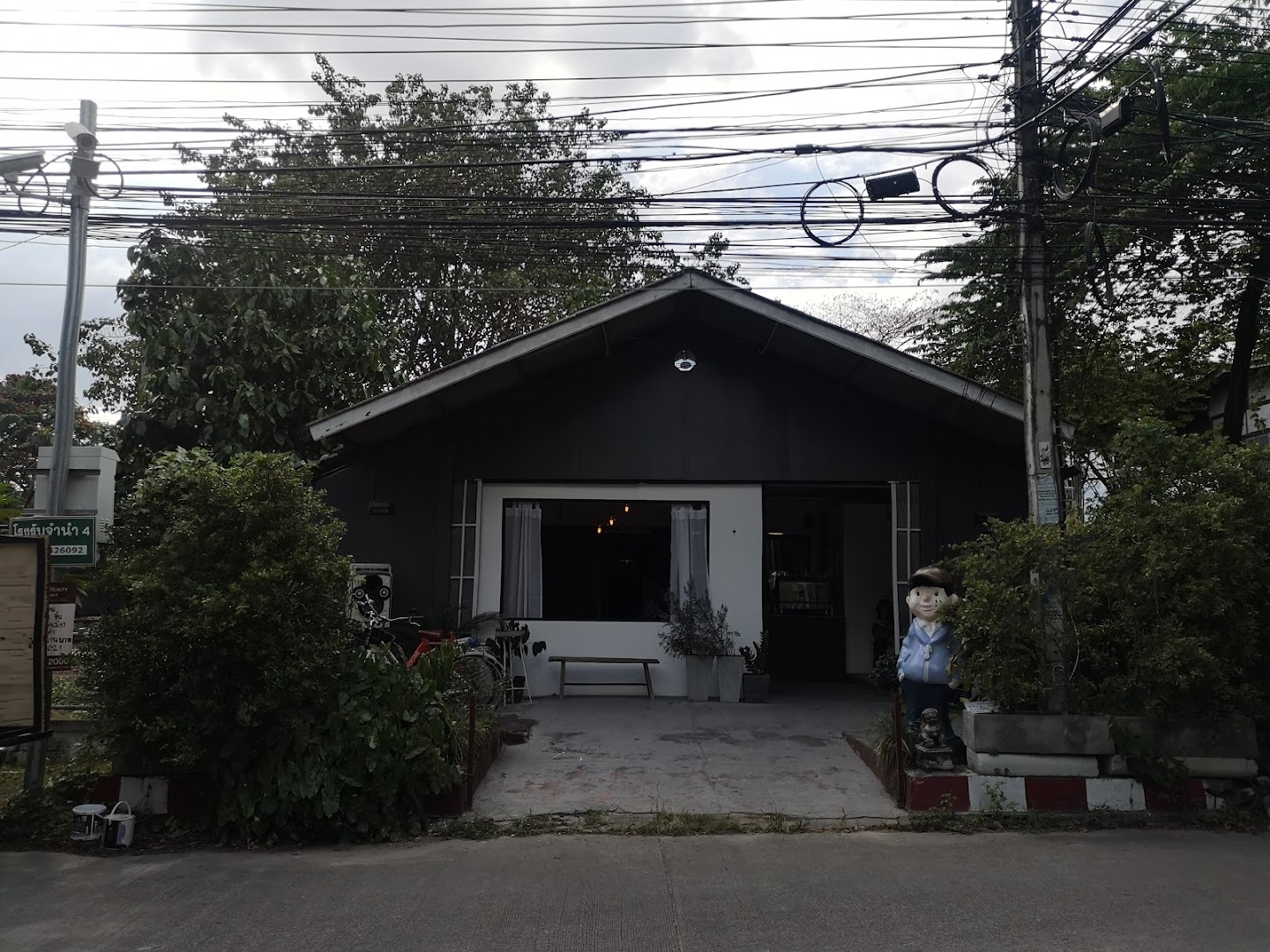 Rakuda: clear exterior shot of venue