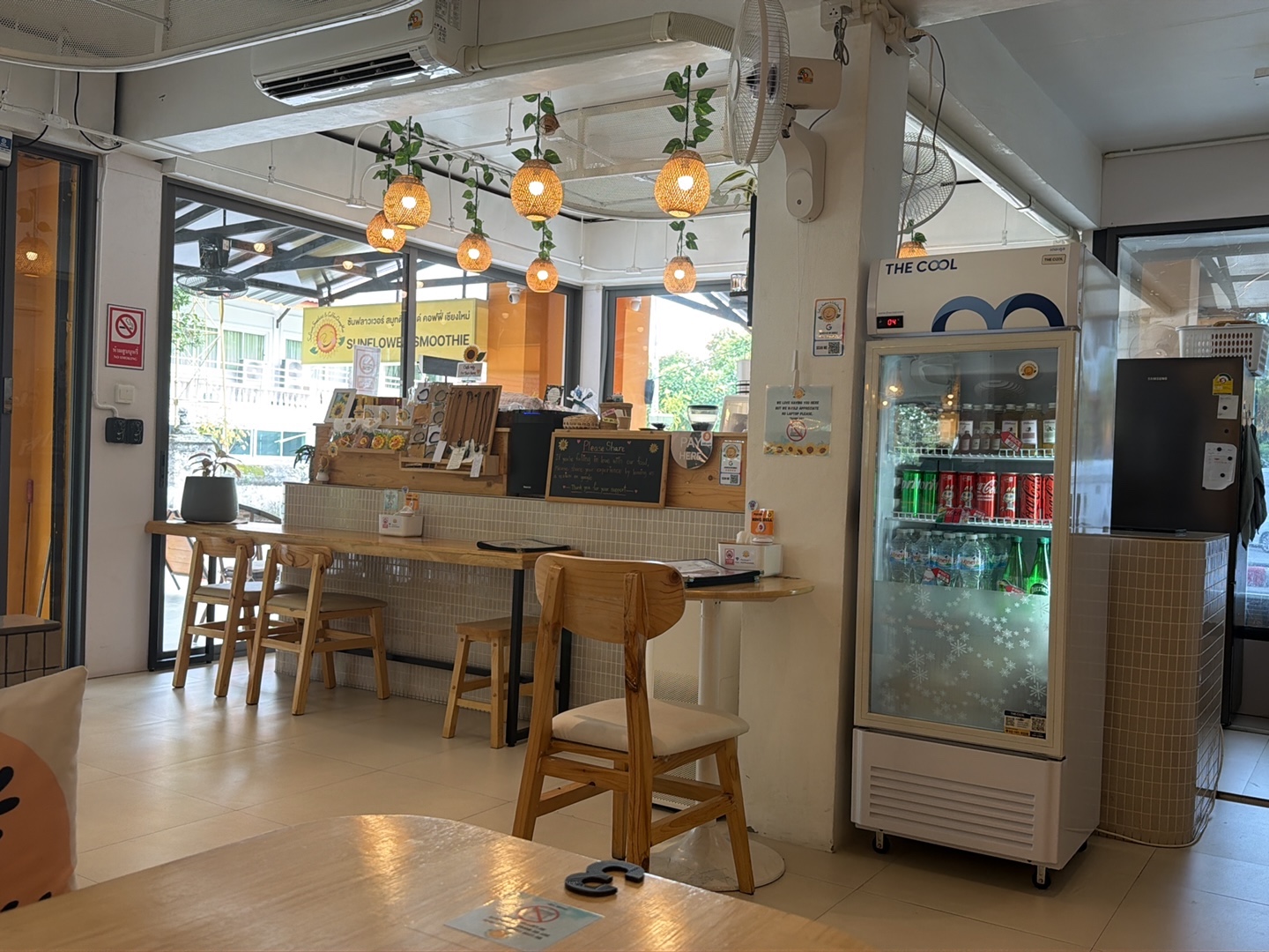 Sunflower Smoothies & Coffee: clear photo of venue interior