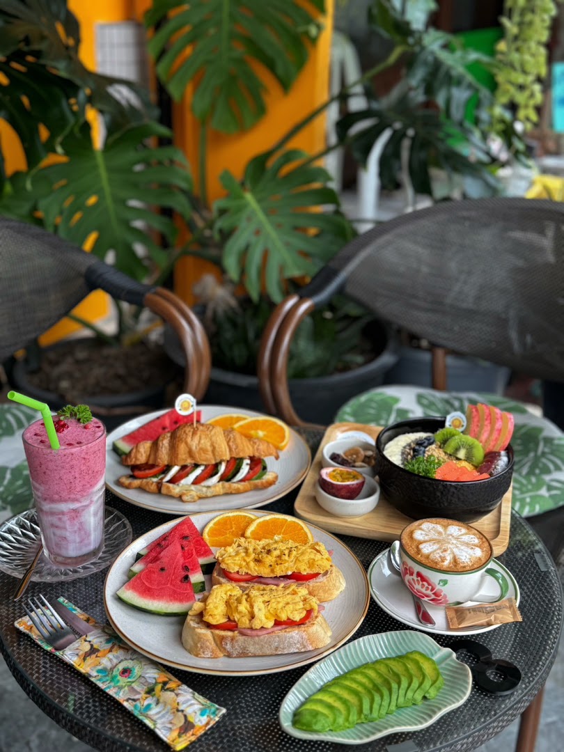 Sunflower Smoothies & Coffee: appetizing, high-quality food photography