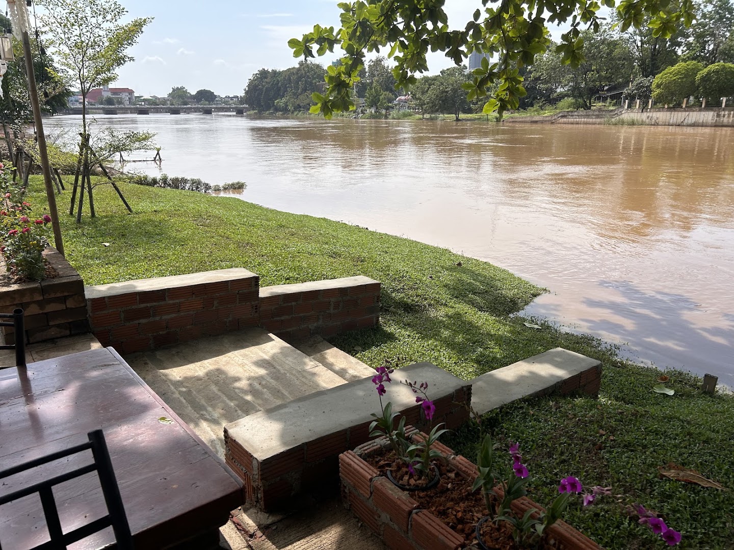 The Gallery: attractive riverside restaurant terrace view