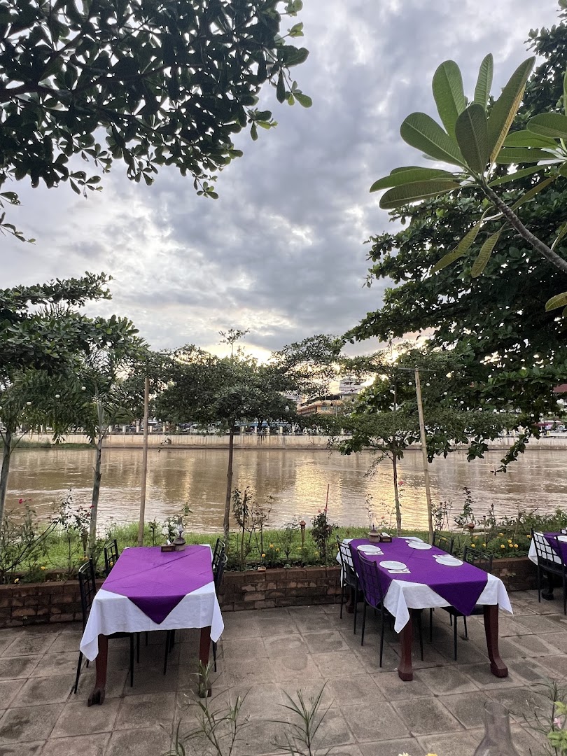 The Gallery: attractive outdoor dining atmosphere
