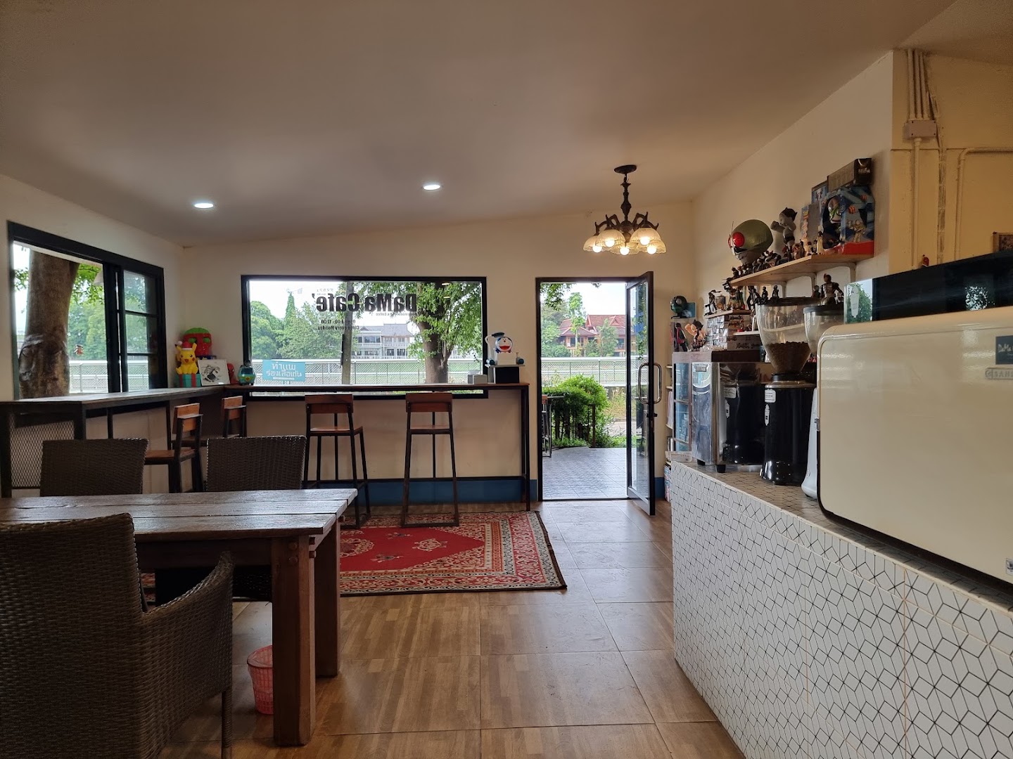Dama Cafe: clear, inviting interior atmosphere