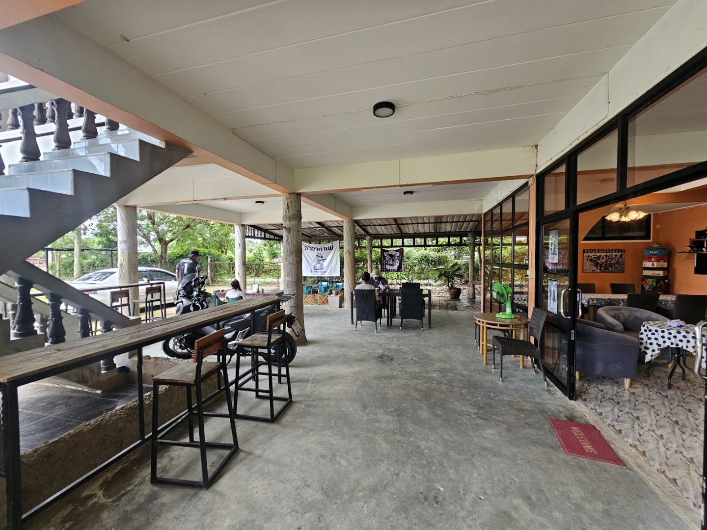 Dama Cafe: clear view of venue atmosphere