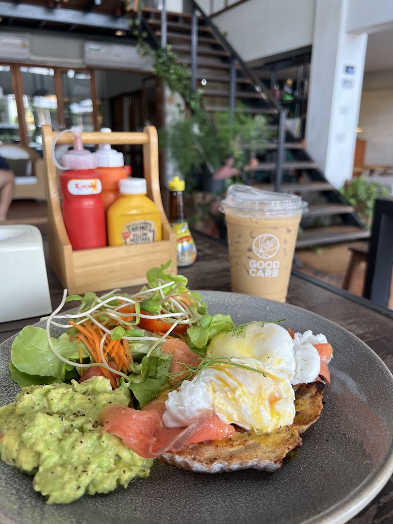 Good Carb: appetizing food and branded drink
