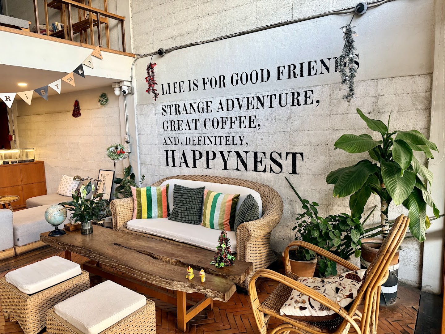 Good Carb: inviting and well-lit interior atmosphere