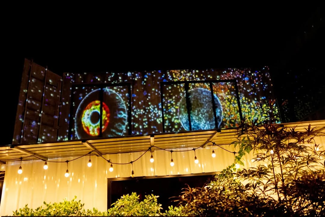 Oraya's Restaurant: attractive night shot of venue