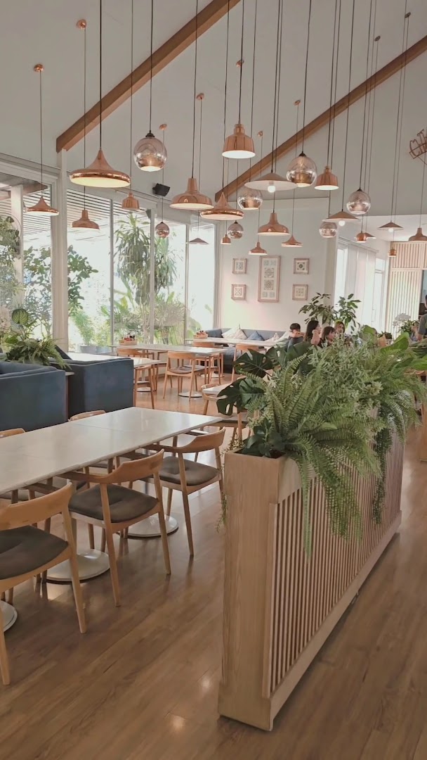 The Chocolate Factory: attractive, well-lit restaurant interior