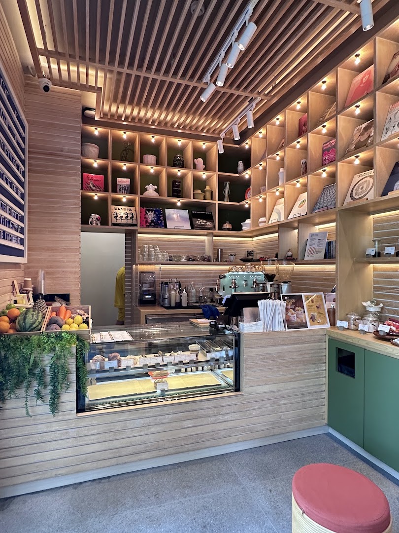 The Juice Cafe: high quality, inviting cafe interior